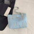 Bolso tote azul claro con bordado de ondas coloridas y textura, diseño plano - Azul