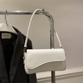 Elegante borsa sottobraccio beige con patta a onde e dettagli dorati - Bianco