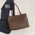 Bruine monogram tote bag met M-print en lederen handvatten op witte stof - Bruin
