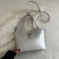 Silberne Metallic-Eimertasche aus Kunstleder mit Tragegriff und verstellbarem Riemen - Silber