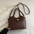 Dunkelbraune Eimertasche aus Kunstleder mit Wellenkante und abnehmbarem Gurt - Braun