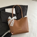 Sac fourre-tout en cuir marron avec nœud en dentelle blanche et logo doré Fashion - Marron