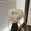 Bolso bandolera chic en forma de corazón crema con remaches estilo motero y correa ancha - Blanco