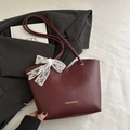 Sac cabas bordeaux en similicuir avec lettrage doré et nœud en dentelle blanche - Rouge