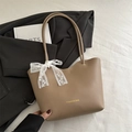 Sac fourre-tout en cuir kaki avec nœud en dentelle et texte Fashion Bag doré - Khaki