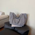 Schicke schwarz-weiß gestreifte Canvas-Einkaufstasche mit Vordertasche und Trägern - Schwarz