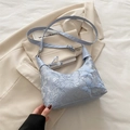 Lichtblauwe hobo tas met bloemenborduursel, 3D organza vlinders en verstelbare riem - Blauw