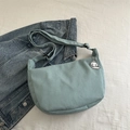 Sac bandoulière bleu clair à texture gaufrée pour femmes avec pendentif chiot blanc - Vert