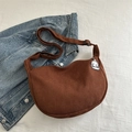 Sac demi-lune en velours côtelé marron avec pendentif chien et sangle réglable - Marron
