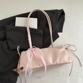 Sac baguette rose avec nœud en dentelle blanche et détails de cordon latéral - Rose