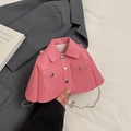 Umhängetasche in Form einer rosa Jacke mit silberner Kette und kreativem Kleidungsdesign - Rosa