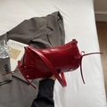 Bolso de hombro en charol rojo oscuro con lazos de borla y tachuelas metálicas - Burdeos