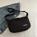 Minimalistische schwarze Umhängetasche aus Nylon mit weißem FASHION-Etikett - Schwarz