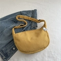 Sac bandoulière demi-lune en velours côtelé jaune vif avec charm de dessin animé - Jaune
