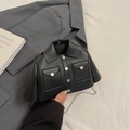 Mini-Umhängetasche aus schwarzem Leder im Jackenstil mit silbernen Knöpfen und Kette - Schwarz