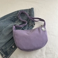 Sac bandoulière demi-lune en velours côtelé violet avec sangle réglable et breloque - Violet