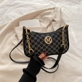 Borsa hobo nera retrò con motivo M grigio, logo dorato e tracolla a catena - Nero