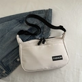 Minimalistische weiße Nylon-Tasche mit schwarzem verstellbarem Gurt und Modelabel - Weiß