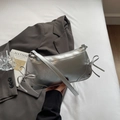 Bolso baguette plateado con lazo y remaches plateados en estilo estético Y2K - Plateado