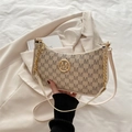 Borsa beige con monogramma e logo M dorato con tracolla a catena su blazer chiaro - Bianco