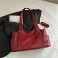 Vintage βαθύ κόκκινο tote τσάντα από ανάγλυφο τεχνητό δέρμα με φερμουάρ και λουράκι ώμου - Κόκκινο