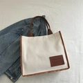 Sac fourre-tout minimaliste texturé gaufré blanc crème avec étiquette en cuir marron - Blanc