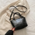 Schwarze Eimertasche in Öl-Wachs-Optik mit Tragegriffen und verstellbarem Riemen - Schwarz