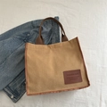 Sac fourre-tout en velours côtelé marron avec étiquette en cuir et bandoulières - Kaki