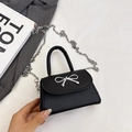 Minimalistische schwarze Handtasche mit silberner Schleife und abnehmbarer Kette - Schwarz