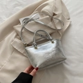 Silberne PU Leder Beuteltasche mit Metallic-Textur und Prägung am Schultergurt für Damen - Silber
