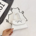 Weiße Mini-Handtasche aus strukturiertem Leder mit silberner Metallschleife - Weiß