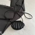 Borsa a tracolla nera a forma di conchiglia con trama trapuntata e cinturino - Nero