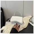 Dettaglio di una mini borsa a mano bianca con cuciture sottili e particolari del manico - Bianco