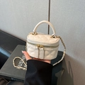 Cremefarbene Mini-Stepptasche mit goldenen Doppelreißverschlüssen und Kette - Weiß