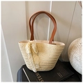 Detail van handgeweven strooien tas met kanten strik en bruine leren schouderband - Beige Met Zijden Sjaal