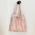 Rosa Stofftasche mit Blumenstickerei und großem Spitzenbogen am Schulterriemen - Rosa