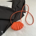 Mini borsa a tracolla arancione a forma di conchiglia con texture in ecopelle - Arancione