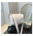 Dettaglio della mini borsa a tracolla bianca con trama in pelle martellata e patta - Bianco