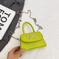 Mini Umhängetasche in Limettengrün mit silberner Schleife und Metallkette - Grün