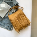 Bolso de hombro bohemio ante amarillo mostaza con flecos largos y correa ajustable - Caqui