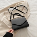 Bolso bandolera chic negro y gris con asa redonda y detalles metálicos dorados - Negro
