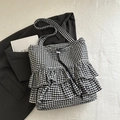 Tragetasche mit Gingham-Muster, Rüschenschichten und Kordelzug auf einem schwarzen Blazer - Schwarz