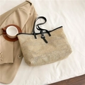Grande borsa tote in paglia naturale con manici in pelle nera e fibbia metallica - Nero