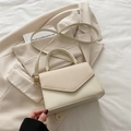 Bolso bandolera beige crema con solapa tejida y elegantes detalles metálicos dorados - Blanco