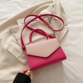 Bolso bandolera fucsia con solapa tejida beige sobre una americana neutra - Fucsia