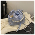 Nahaufnahme der hellblauen Jacquard-Beuteltasche mit Perlengriff und Metallkette - Blau