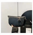 Detail der schwarzen Webstruktur an der sichelförmigen Tasche mit goldenem Reißverschluss - Schwarz