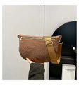 Detail der braunen Ledergeflecht-Struktur der Umhängetasche mit Nylon-Schultergurt - Braun