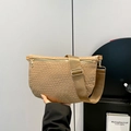Hellbraune halbmondförmige Umhängetasche mit Flechtmuster und breitem Nylon-Schultergurt - Khaki