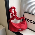 Bolso baguette hobo de nailon rojo con correa fruncida y detalle de etiqueta de moda - Rojo